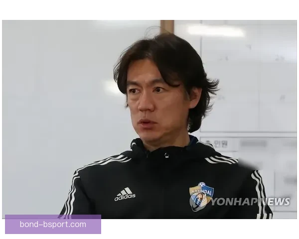 韩国男足主帅洪明甫遭遇球迷嘘声风波引发关注 18强赛初期选帅争议成焦点